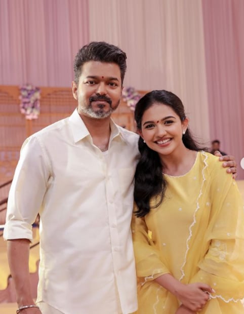  കഴിഞ്ഞ ദിവസമായിരുന്നു മമിത സിനിമയുടെ ഭാഗമാകുന്നതായി അണിയറപ്രവർത്തകർ അറിയിച്ചത്. മമിതയെ സ്വാഗതം ചെയ്തുകൊണ്ടുള്ള പോസ്റ്ററും അണിയറപ്രവർത്തകർ പുറത്തുവിട്ടിരുന്നു. ‘മിനി മഹാറാണി മമിത ബൈജു ദളപതി 69 ന്റെ ഭാഗമാകുന്ന വിവരം സന്തോഷപൂർവ്വം അറിയിക്കുന്നു,’ എന്നാണ് അണിയറപ്രവർത്തകർ കുറിച്ചത്.
