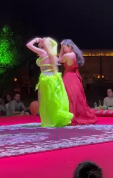  അബുദാബിയിൽ പിറന്നാൾ ആഘോഷിക്കാൻ അമ്മ സിന്ധുമാത്രമാണ് അഹാനയോടൊപ്പം ഉണ്ടായിരുന്നത്. കടലിലെയും മരുഭൂമിയിലെയും സുന്ദര നിമിഷങ്ങൾക്ക് പുറ‌മെ, താമസിച്ച സ്റ്റാർ ഹോട്ടലിലും അഹാനയ്ക്ക് ഒരു സർപ്രൈസ് പിറന്നാൾ വിരുന്ന് ഉണ്ടായിരുന്നു. റൂമിനുള്ളിൽ അതെല്ലാം ഒരുക്കി വെക്കാൻ ഹോട്ടലുകാരാണ് തയാറെടുപ്പുകൾ നടത്തിയത്.