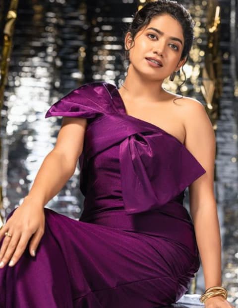  അത് ആണോ പെണ്ണോ എന്നുള്ളതല്ല. നമുക്ക് ഇഷ്ടമുള്ളവർ ആണെങ്കിൽ പ്രശ്നമില്ല. ഇത് കുറെ ലെയേർസുള്ള വിഷയമാണ്. ചില സാഹചര്യങ്ങളിൽ ഈ കാര്യം ചെയ്യാൻ പറ്റില്ലെന്ന് പറയാൻ കഴിയില്ല. കണ്ണിൽ നിന്നും ബോഡി ലാ​ഗ്വേജിൽ നിന്നും മനസിലാക്കേണ്ട കാര്യമാണെന്നും നടി വ്യക്തമാക്കി.
