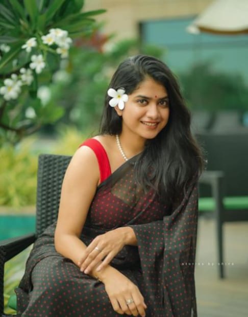 പക്ഷെ, പെണ്ണുങ്ങളായതുകൊണ്ട് പെട്ടെന്ന് റിയാക്ട് ചെയ്യാനും പറ്റില്ല. ആണുങ്ങൾ ആണെങ്കിൽ എന്തെങ്കിലും പറയാം. പബ്ലിക് സ്‌പേസില്‍ ആയത് കൊണ്ട് പലപ്പോഴും റിയാക്ട് ചെയ്യാനും സാധിക്കില്ല. ഫീമെയിൽ ആർട്ടിസ്റ്റായതുകൊണ്ട്, പെൺകുട്ടികൾക്ക് തൊടുകയും പിടിച്ചുവലിക്കുകയും ഒക്കെ ചെയ്യാമെന്നൊരു ചിന്താ​ഗതി ഉണ്ട്. അതിനൊരു മാറ്റം വരണമെന്നും താരം കൂട്ടിച്ചേർത്തു.