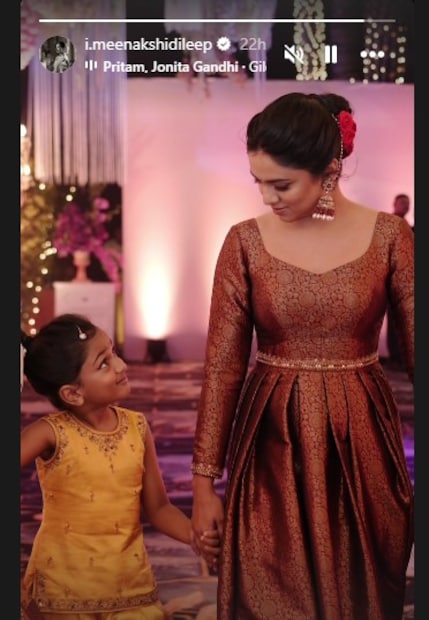  പിറന്നാൾ ദിനത്തിൽ കാവ്യയും ചേച്ചി മീനാക്ഷിയും പങ്കിട്ട ചിത്രങ്ങൾ ഇപ്പോൾ വൈറലാവുകയാണ് . ‘മൈ ബർത്ത്ഡേ ​ഗേൾ’ എന്ന ക്യാപ്ഷനോടെയാണ് കാവ്യ മഹാലക്ഷ്മിക്കൊപ്പമുള്ള ഫോട്ടോ പങ്കുവെച്ചിരിക്കുന്നത്. നിരവധി പേരാണ് കമന്റ് ബോക്സിൽ താരപുത്രിക്ക് പിറന്നാൾ ആശംസകൾ അറിയിച്ചത്.
