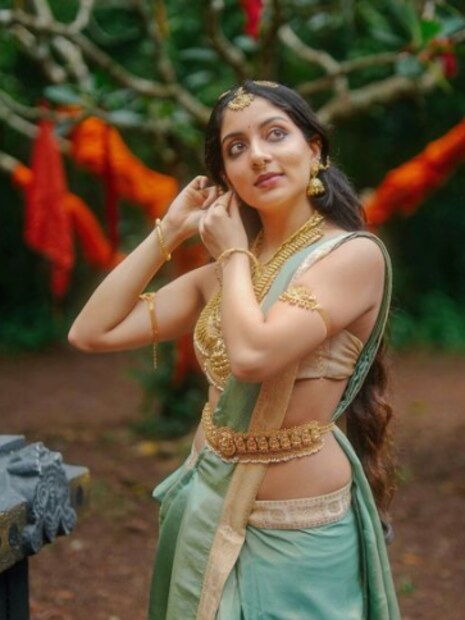  സമൂഹമാദ്ധ്യമങ്ങളിൽ സജീവമായ കുടുംബമാണ് നടനും രാഷ്ട്രീയ പ്രവർത്തകനുമായ കൃഷ്മ കുമാറിന്റേത്. സിന്ധുകൃഷ്ണയുടെയും നാലു മക്കളുടെയും യൂട്യൂബ് ചാനലിലെ വീഡിയോകൾ എപ്പോഴും ട്രെൻഡിം​ഗിലാണ്.