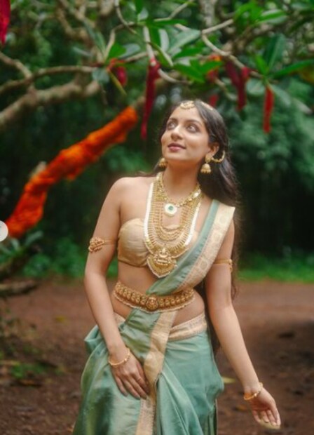  കഴുത്തിൽ പലതരത്തിൽ ​ഗോൾഡൻ കളറിലെ മാലകളും നെറ്റിചുട്ടിയും വളയുമാണ് ഇതിനോടൊപ്പം ഇഷാനി പെയർ ചെയ്തിരിക്കുന്നത്. അതീവ സുന്ദരിയായിട്ടുള്ള താരത്തിന്റെ ചിത്രത്തിന് നിരവധി കമന്റുകളും നിറയുന്നുണ്ട്.