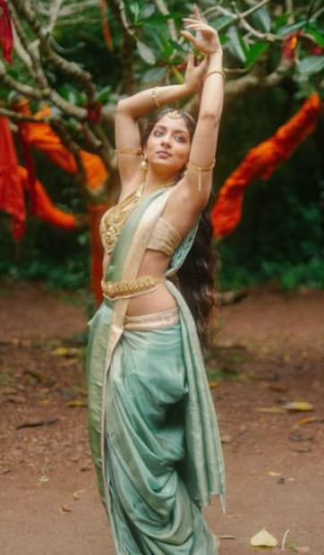  സാരിയിൽ അണിഞ്ഞൊരുങ്ങി രവിവർമ ചിത്രത്തിലെ ശകുന്തളയെ പോലെയാണ് ഇഷാനിയെ ചിത്രത്തിൽ കാണാൻ കഴിയുന്നത്.
