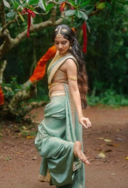  'ഭ്രമയുഗം യക്ഷി അല്ലെ ഇത്, രാജകുമാരിയോ, ദേവതയോ..., അപ്സരസ്, മലയാളം സിനിമകളിലെ യക്ഷി' എന്നിങ്ങനെ നിരവധി കമന്റുകളാണ് ചിത്രത്തിന് താഴെ വരുന്നത്.