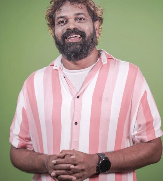  എന്തെങ്കിലും ചെയ്യുന്നുണ്ടെങ്കിൽ രഹസ്യമായി വേണം ചെയ്യാൻ. ജനങ്ങളുടെ ശ്രദ്ധ ആകർഷിക്കാൻ വേണ്ടി അല്ലെങ്കിൽ, വീട്ടിൽ കൊണ്ടുപോയി കൊടുക്കുകയാണ് വേണ്ടതെന്നും സാജു പറഞ്ഞു. സുധീ... പോയി ഇനി ആ കുഞ്ഞുങ്ങളുടെ കാര്യം രേണുവിന് നോക്കണം. ചേട്ടൻ പോയെന്നും പറഞ്ഞിരിക്കാതെ ബോൾഡായി ഇരിക്കുന്നതാണ് നല്ലതെന്നാണ് സാജു പറയുന്നത്.(തുടർന്ന് വായിക്കുക.)