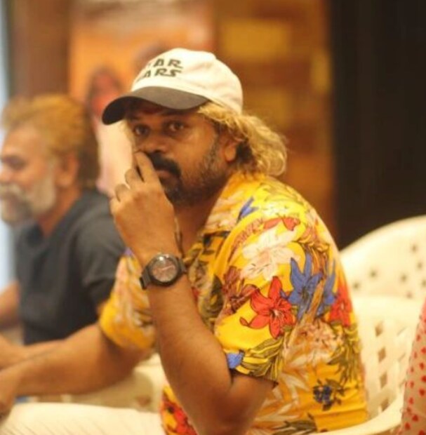  മക്കളിൽ ഒരാൾ കൈകുഞ്ഞാണ്. ഇപ്പോഴത്തെ സാഹചര്യത്തിൽ അവനെ വളർത്തി വലുതാക്കണമെങ്കിൽ മൂലയ്ക്ക് ഒതുങ്ങി ഇരുന്നിട്ട് കാര്യമില്ല. നമ്മൾക്കൊക്കെ ഉള്ളതിനെകാൾ വിഷമം രേണുവിന്റെ മനസിലുണ്ട്. രേണുവിനെ കുറ്റം പറയുന്നവർ അവരുടെ ഭാ​ഗം ശരിയാണോയെന്ന് നോക്കിയിട്ട് വേണം കമന്റുകൾ എഴുതാൻ. ആരാന്റെ അമ്മയ്ക്ക് ഭ്രാന്ത് പിടിച്ചാൽ കാണാനൊക്കെ രസമാണ്. ഇതൊക്കെ സ്വന്തം അനുഭവത്തിൽ ഉണ്ടാകുമ്പോൾ മാത്രമേ മനസിലാകുകയുള്ളൂവെന്നും സാജു പറഞ്ഞു.