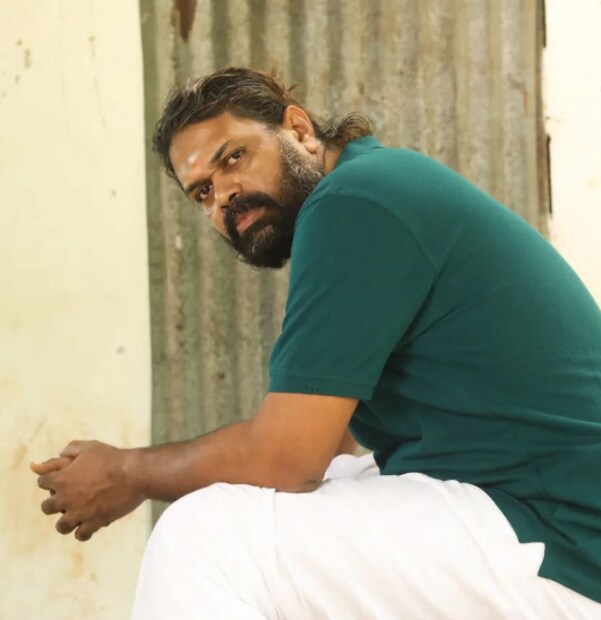  സുധിയെ കുറിച്ച് പറയാനാമെങ്കിൽ എല്ലാവർക്കും കുറെയേറെ പറയാനുണ്ട്. പക്ഷെ, അതെല്ലാം ഞങ്ങളിൽ ഒതുങ്ങുന്ന കാര്യങ്ങളാണ്. പിന്നെ ലക്ഷ്മിക്ക് ശരിയെന്ന് തോന്നുന്നതാവും ലക്ഷ്മി ചെയ്തത്. അതിന് താഴെ വന്ന കമന്റുകള്‍, ആ കമന്റിട്ടവരുടെ ശരികളായിരിക്കുമെന്നും സാജു കൂട്ടിച്ചേർത്തു.