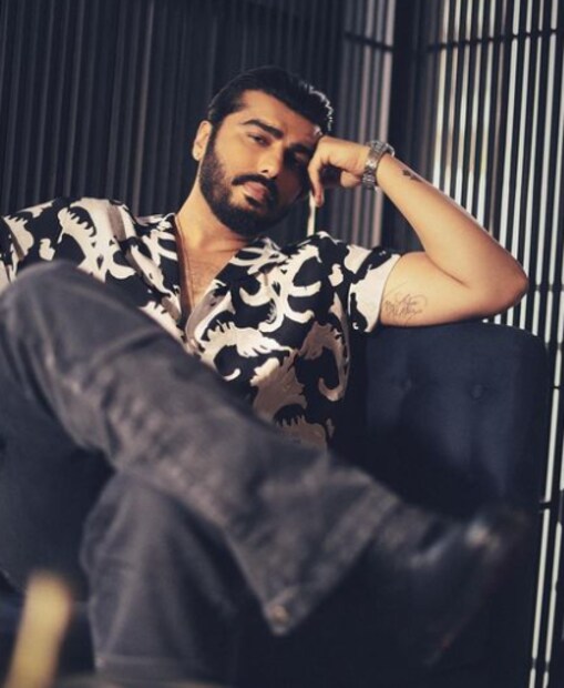  എന്നാൽ, ഇരുവരും വേർപിരിഞ്ഞെന്ന വാർത്തകളിൽ പരസ്യമായി പ്രതികരിച്ചിട്ടില്ല. ഇപ്പോഴിതാ, പ്രണയബന്ധത്തിൽ മൗനം വെടിഞ്ഞ് പ്രതികരിച്ചിരിക്കുകയാണ് അർജുൻ കപൂർ. താനിപ്പോൾ, സിം​ഗിൾ ആണെന്നാണ് അർജുൻ കപൂർ നവ മാദ്ധ്യമങ്ങളോടും ആരാധകരോടും പറഞ്ഞത്. (തുടർന്ന് വായിക്കുക)