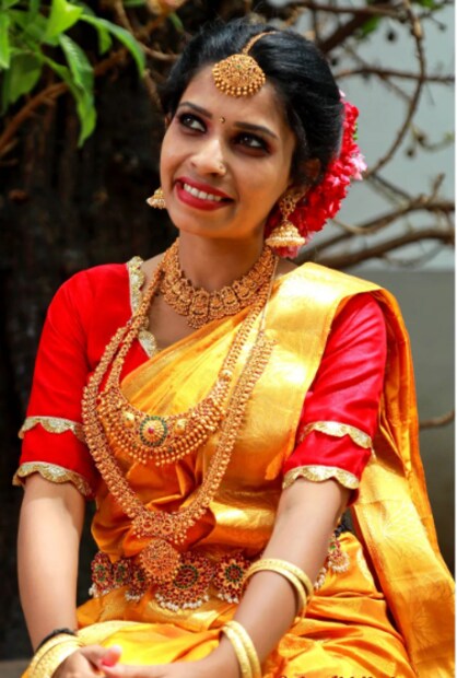  എന്നാൽ, വിമർശകരുടെ വായടിപ്പിക്കുന്ന തരത്തിലെ മറുപടി നൽകിയിരിക്കുകയാണ് രേണു സുധി. ബ്രൈഡൽ ലുക്കിലെ ചിത്രങ്ങളാണ് രേണു സുധി ഇൻസ്റ്റ​ഗ്രാമിൽ പങ്കുവച്ചിരിക്കുന്നത്. മഞ്ഞയിൽ ​ഗോൾഡൻ കസവുള്ള പട്ടുസാരിയാണ് രേണുവിന്റെ ഔട്ടഫിറ്റ്. സാരിക്ക് കോൺട്രാസറ്റായി ചുവപ്പ് ബ്ലൗസും അണിഞ്ഞിരുന്നു.