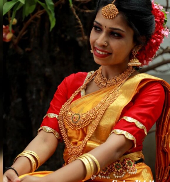  ഇതിനോടൊപ്പം സാരിക്ക് മാച്ചിങ്ങായി ആന്റിക് ആഭരണങ്ങളും സ്റ്റെൽ ചെയ്തിട്ടുണ്ട്. മുത്തുകൾ പതിച്ച വലിയ ജിമിക്കി കമ്മലും നെറ്റിച്ചുട്ടിയും ഹിപ് ചെയ്നും വളകളും രേണുവിന് ഒരു വധുവിന്റെ ലുക്ക് നൽകി. ഇതിനോടൊപ്പം സിംപിൾ മേക്കപ്പാണ് ഉപയോ​ഗിച്ചിരുന്നത്. ഐ ലൈനറും മസ്കാരയും ഐലാഷസും ഉപയോഗിച്ചിരുന്നു. പിന്നിയിട്ട മുടിയിൽ ചുവപ്പ്, ലൈറ്റ് റോസ് നിറങ്ങളിലുള്ള പൂക്കൾ കൊണ്ട് അലങ്കരിച്ചിട്ടുണ്ട്.