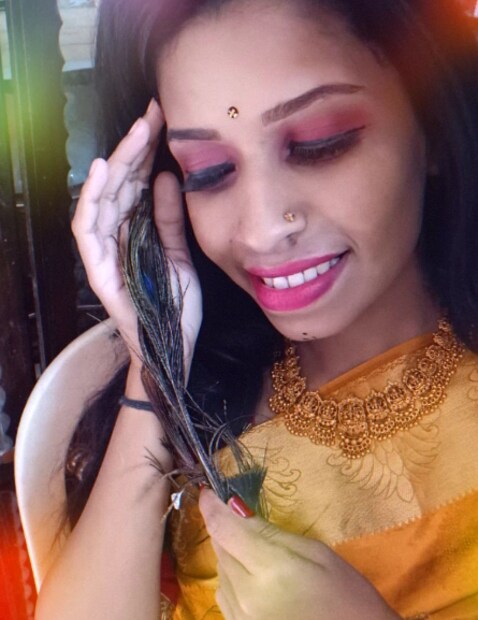  'ഭർത്താവ് മരിച്ചു പോയെന്ന് വെച്ച് അവർക്ക് ഇഷ്ടം ഉള്ള പോലെ ജീവിക്കാൻ പാടില്ലേ ?, ഭർത്താവ് മരിച്ചാൽ വെള്ള സാരി ഉടുത്ത് നിക്കണോ ഒന്ന് ഒരുങ്ങി നടക്കാൻ പാടില്ലേ..., അടിപൊളി നന്നായിട്ടുണ്ട്, ഭർത്താവിന്റെ മരണം വിറ്റു ജീവിക്കുന്നവൾ....നാടകം കഴിഞ്ഞില്ലേ?' എന്നിങ്ങനെ രേണുവിനെ പിന്തുണച്ചും വിമർശിച്ചും നിരവധി കമന്റുകളാണ് ഫോട്ടോകൾക്കും വീഡിയോയ്ക്കും താഴെ നിറയുന്നത്.