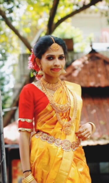  ബ്രെഡൽ ഫോട്ടോ ഷൂട്ടിനായി ഒരുങ്ങുന്നതിന്റെ ചിത്രങ്ങളും വീഡിയോകളും രേണു തന്നെ സമൂഹമാദ്ധ്യമത്തിലൂടെ പങ്കുവച്ചിരുന്നു. മേക്കപ്പ് ആർട്ടിസ്റ്റായ സുജ അഖിലേഷാണ് രേണുവിനെ സുന്ദരിയാക്കിയത്. രേണു സമൂഹമാദ്ധ്യമങ്ങളിൽ ചിത്രങ്ങൾ പങ്കുവച്ചതിന് പിന്നാലെ അനുകൂലിച്ചും വിമർശിച്ചും നിരവധി പേർ രം​ഗത്ത് വന്നിരുന്നു.