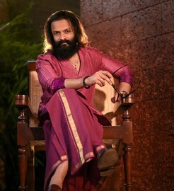 Jayasurya | ദീപാവലി ദിനത്തിൽ എല​ഗന്റ് ലുക്കിൽ ജയസൂര്യയും സരിതയും; ചിത്രങ്ങൾ വൈറൽ