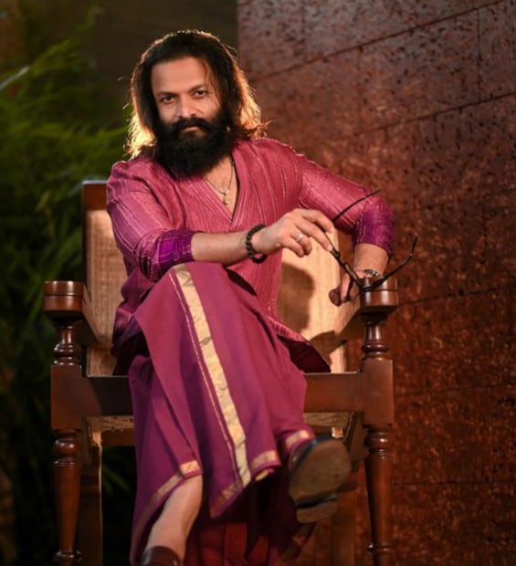  ദീപാവലി ആഘോഷിച്ച് നടൻ ജയസൂര്യ (Actor Jayasurya). നടന്റെയും‌ ഭാര്യയുടെയും ദീപാവലി ആഘോഷത്തിൻ‍റെ ചിത്രങ്ങളും വീഡിയോയുമാണ് സമൂഹമാദ്ധ്യമങ്ങളിൽ വൈറലാകുന്നത്. അതിമനോഹരമായി വസത്രം ധരിച്ചാണ് ഇരുവരെയും ചിത്രങ്ങളിലും വീഡിയോകളിലും കാണാൻ കഴിയുന്നത്.