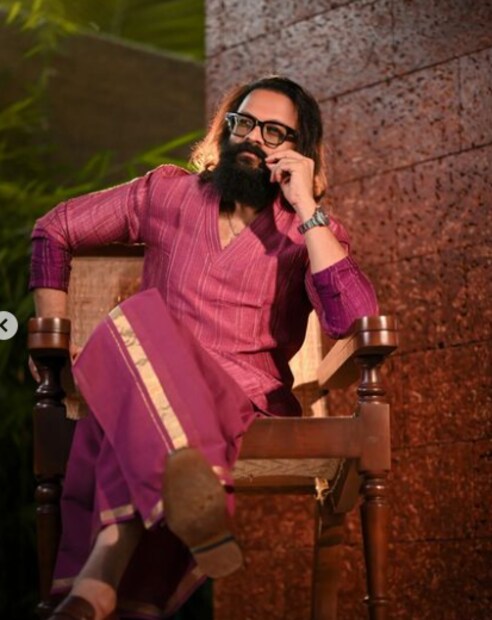  മജന്ത കളറിലെ കുർത്തയും മജന്ത കളറിലെ കസവ് മുണ്ടുമാണ് ജയസൂര്യയുടെ വസ്ത്രം. അതിനോടൊപ്പം വാച്ചും പെയർ ചെയ്തിട്ടുണ്ട്. വസ്ത്രത്തിന് ഇണങ്ങുന്ന രീതിയിലെ ഷൂവും ഹെയർ സ്റ്റൈലുമാണ് ജയസൂര്യയെ കൂടുതൽ സുന്ദരനാക്കുന്നത്.