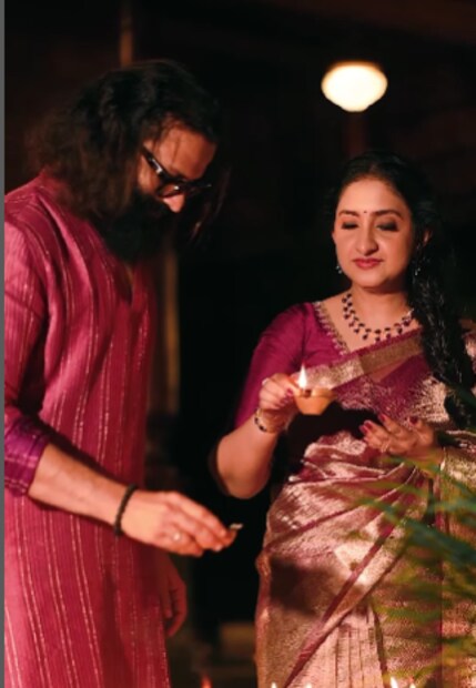  ഒട്ടുമിക്കപ്പോഴും സ്വന്തം സ്ഥാപനമായ സരിത ജയസൂര്യ ഡിസൈനർ സ്റ്റുഡിയോയിൽ നിന്നുള്ള വസ്ത്രങ്ങൾ ധരിച്ചാണ് ഇരുവരും ഫോട്ടോഷൂട്ട് നടത്തുന്നത്. ഈ ദീപാവലിക്കും (Diwali) അത്തരത്തിൽ മനോഹരമായ വസ്ത്രങ്ങൾ അണിഞ്ഞാണ് ഇരുവരും എത്തിയിരിക്കുന്നത്.