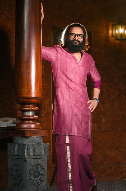  നിരവധി പേരാണ് ഇരുവർക്കും ദീപാവലി ആശംസകൾ അറിയിച്ചിരിക്കുന്നത്. 'ജയേട്ടൻ സൂപ്പറാണ്, രണ്ടുപേരും നല്ല ഭം​ഗിയുണ്ട്, രണ്ടു പേരുടെയും ഡ്രസ് സൂപ്പറായിട്ടുണ്ട്, ഡിഫറന്റ് ഷെയ്ഡ്...'- എന്നിങ്ങനെയുള്ള കമന്റുകളാണ് പോസ്റ്റിന് താഴെ നിറയുന്നത്.