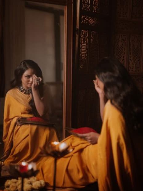  മഞ്ഞ കളർ സാരിയിൽ സിമ്പിൾ ലുക്കിലാണ് താരം ചിത്രങ്ങളിലുള്ളത്. താരത്തിന്റെ പുത്തൻ മേക്കോവർ ചിത്രങ്ങൾ നിമിഷ നേരങ്ങൾക്കുള്ളിലാണ് വൈറലായത്.