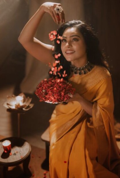  താരം ഇൻസ്റ്റ​ഗ്രാമിൽ പങ്കുവച്ച ചിത്രങ്ങളാണ് ഇപ്പോൾ ശ്രദ്ധനേടുന്നത്. യെല്ലോ കളർ സാരിയിൽ അതീവ സുന്ദരിയായിട്ടാണ് താരത്തെ കാണാൻ കഴിയുക. ദീപാവലി ആശംസകൾ അറിയിച്ചുകൊണ്ടാണ് വിൻസി ചിത്രങ്ങൾ പങ്കുവച്ചിരിക്കുന്നത്.