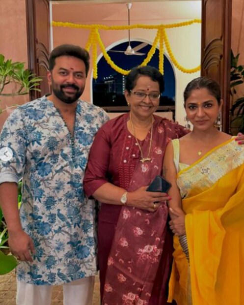  യെല്ലോ കളർ സാരിയോടൊപ്പം ഡ്യുവൽ കളർ സ്ലീവ്‌ലെസ് ബ്ലൗസാണ് പൂർണിമ ധരിച്ചത്. വെള്ള നിറത്തിലെ പൈജാമയും കുർത്തയുമായിരുന്നു ഇന്ദ്രജിത്തിന്റെ വേഷം. ബ്രൗൺ നിറത്തിലെ ചുരിദാറായിരുന്നു മല്ലിക സുകുമാരൻ ധരിച്ചിരുന്നത്.