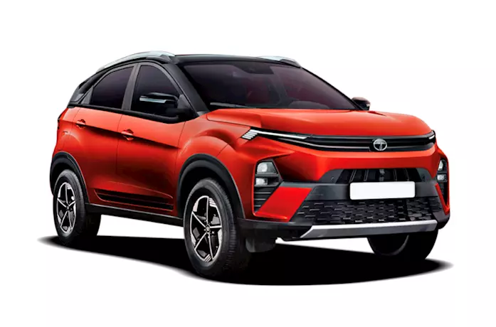  ടാറ്റ നെക്സോൺ (Tata Nexon ): ടാറ്റയുടെ ഈ കോംപാക്റ്റ് എസ്‌യുവിക്ക് കഴിഞ്ഞ വർഷം നിർമ്മിച്ച പ്രീ-ഫേസ്‌ലിഫ്റ്റ് പെട്രോൾ മോഡലുകൾക്ക് 95,000 രൂപ വരെ കിഴിവ് ലഭിക്കും; ഡീസൽ പതിപ്പുകൾക്ക് 80,000 രൂപ വരെ കിഴിവ് ലഭിക്കും. നെക്‌സോൺ ഫെയ്‌സ്‌ലിഫ്റ്റ് കഴിഞ്ഞ സെപ്റ്റംബറിൽ അവതരിപ്പിച്ചു. 2023 മോഡലുകൾക്ക് 40,000 രൂപ വരെ ആനുകൂല്യങ്ങൾ ലഭിക്കും. തിരഞ്ഞെടുത്ത പവർട്രെയിൻ അനുസരിച്ച് 2024 പതിപ്പുകൾക്ക് 10,000 മുതൽ 25,000 രൂപ വരെ കിഴിവ് ലഭിക്കും. നെക്സോൺ നിലവിൽ 120hp, 1.2-ലിറ്റർ ടർബോ-പെട്രോൾ അല്ലെങ്കിൽ 115hp, 1.5-ലിറ്റർ ഡീസൽ എഞ്ചിൻ എന്നിവയിൽ ലഭ്യമാണ്, ഇവ രണ്ടും മാനുവൽ, ഓട്ടോമാറ്റിക് ഓപ്ഷനുകൾ ലഭിക്കുന്നു. ഇപ്പോൾ വില 7.99 ലക്ഷം മുതൽ 15.50 ലക്ഷം വരെയാണ്. ബ്രാൻഡ് അടുത്തിടെ നെക്‌സോൺ ഐസിഎൻജി അവതരിപ്പിച്ചു, അതിൻ്റെ വില 8.99 ലക്ഷം മുതൽ 14.59 ലക്ഷം രൂപ വരെയാണ്.