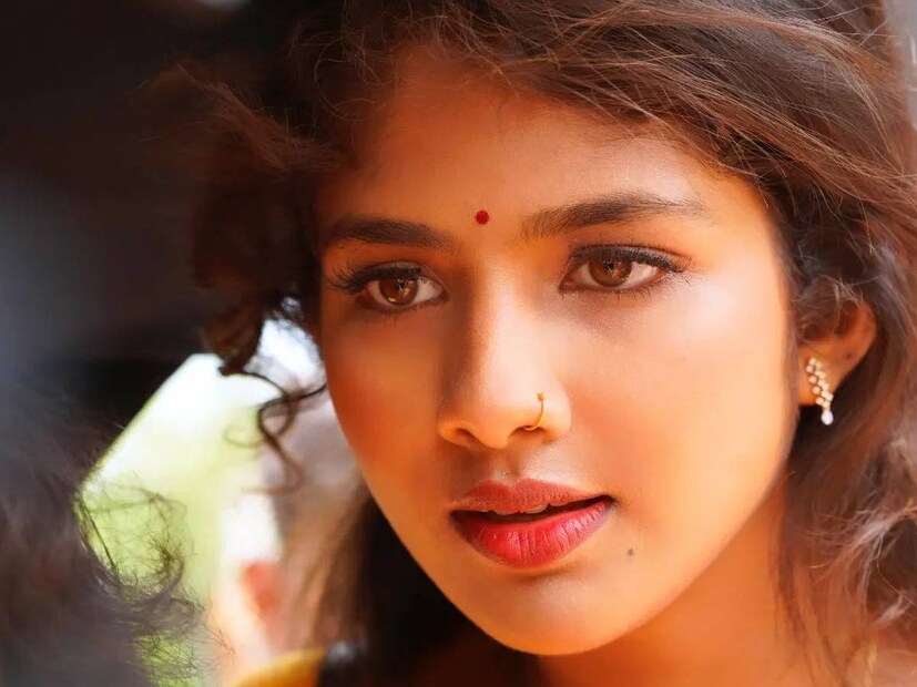 ഒരിക്കൽ ഗ്ലാമറിനെ തള്ളിപ്പറഞ്ഞ തന്റെ വാക്കുകളിലേക്ക് ഒരു തിരിച്ചുപോക്ക് നടത്തി ആരാധ്യ മറ്റൊരു പോസ്റ്റുമായി വരുന്നു. ഇൻസ്റ്റഗ്രാം സ്റ്റോറിയിൽ അവർ അത് വ്യക്തമാക്കി. 'മുൻപ് ഞാൻ ഗ്ലാമറസ് റോളുകൾ ഒഴിവാക്കിയിരുന്നു. 22-ാം വയസിൽ ഞാൻ പറഞ്ഞ ആ പ്രസ്താവനയെ തിരികെവിളിച്ച് ആ പ്രായത്തെ വിലയിരുത്താൻ ഇന്ന് ഞാൻ മുതിരുന്നില്ല. കാലക്രമേണ, നമ്മുടെ കാഴ്ചപ്പാടുകൾ വളരും. ജീവിതാനുഭവങ്ങൾ, കാഴ്ചപ്പാടുകളെ മാറ്റും. വ്യക്തികളെയും വേഷങ്ങളെയും കുറിച്ചുള്ള വീക്ഷണഗതി മാറിമറിയും...