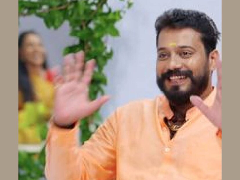 പറഞ്ഞ വാക്ക് പാലിക്കും, താൻ സമാധാനപരമായി ഒഴിഞ്ഞു പോകും എന്നെല്ലാമാണ് നടൻ ബാലയുടെ പുത്തൻ വാഗ്ദാനങ്ങൾ. മുൻഭാര്യ അമൃതയ്ക്കായി തോക്കിൽ ഉരുണ്ട വച്ചിട്ടുണ്ട് എന്ന നിലയിൽ ഭീഷണിയുള്ളതായി അമൃതയുടെ അനുജത്തി അഭിരാമിയും അവരുടെ പേർസണൽ അസിസ്റ്റന്റ് ആയ കുക്കുവും വെളിപ്പെടുത്തിയിരുന്നു. അമൃത നേരിട്ട അതേ മോശം അനുഭവങ്ങളിലൂടെ എലിസബത്ത് ഉദയൻ എന്ന ഡോക്‌ടറും കടന്നു പോയി എന്നും കുക്കു ആരോപിച്ചിരുന്നു. ഇവർ ജീവൻ വെടിയാൻ പോലും പലപ്പോഴും തീരുമാനിച്ചിരുന്നതായി കുക്കു പറഞ്ഞു 