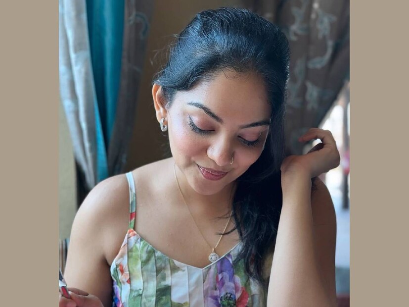 വീട്ടിലെ മൂത്ത കുട്ടി എന്ന നിലയിൽ ഏറ്റവും ഉത്തരവാദിത്തമുള്ള മകൾ കൂടിയാണ് അഹാന. തങ്ങളുടെ കുട്ടിക്കാലം മനോഹരമാക്കാൻ കഠിന പ്രയത്നം ചെയ്ത അച്ഛനമ്മമാരെ ശിഷ്‌ടകാലം പിന്തുണയ്‌ക്കേണ്ട ആവശ്യം മനസിലാക്കി പ്രവർത്തിക്കുന്ന മകളാണ് അഹാന. ഇടയ്ക്കിടെ അച്ഛന്റെ അക്കൗണ്ടിലേക്ക് പറയുക പോലും ചെയാതെ പണം അയയ്ക്കുന്ന പതിവ് മക്കൾക്കുണ്ട് എന്ന് കൃഷ്ണകുമാർ സമ്മതിച്ചിരുന്നു. അമ്മയേയും കൊണ്ട് ലോകം ചുറ്റുന്നത് അഹാനയ്ക്ക് ഏറെ ഇഷ്‌ടമുള്ള കാര്യമാണ്