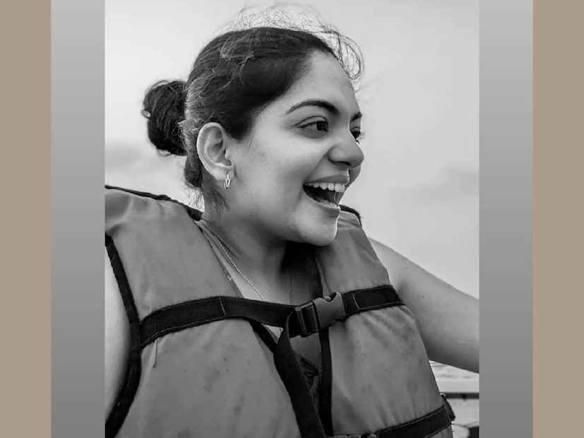 മക്കളിൽ ഏറ്റവും മൂത്ത കുട്ടിയാണെങ്കിലും, അഹാനയെ ചേച്ചി എന്ന് വിളിക്കണം എന്ന് അനുജത്തിമാരോട് ചട്ടം കിട്ടിയിട്ടില്ല. അമ്മു എന്ന പേരിലാണ് തന്നെക്കാൾ പത്തു വയസ് ഇളയ അനുജത്തിയായ ഹൻസിക ഉൾപ്പെടെ അഹാനയെ വിളിക്കുന്നത്. എന്തിനേറെ പറയുന്നു, അഹാനയുടെ കൂട്ടുകാരിയുടെ പിഞ്ചു മകന് പോലും അഹാന ആന്റി അല്ല, അമ്മു തന്നെ. ഓസി, ബിത്തു, ഹൻസു എന്നിങ്ങനെയാണ് അനുജത്തിമാരായ ദിയ, ഇഷാനി, ഹൻസിക എന്നിവരുടെ ഓമനപ്പേരുകൾ (തുടർന്ന് വായിക്കുക)