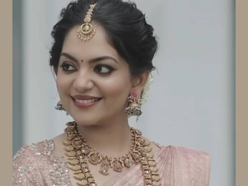 സെലിബ്രിറ്റി കുടുബത്തിൽ നിന്നും ആദ്യമായി സിനിമയിലെത്തിയത് അഹാനയാണ്. ദിയ ഒഴികെ മറ്റെല്ലാവരും ഒരിക്കൽ എങ്കിലും മലയാള സിനിമയിൽ അഭിനയിച്ചവരാണ്. ദിയ തന്റെ തട്ടകം ബിസിനസിലേക്ക് മാറ്റുകയായിരുന്നു. ദിയ ഇന്നിപ്പോൾ വിവാഹം കഴിഞ്ഞ് കുടുംബ ജീവിതം ആരംഭിച്ചു കഴിഞ്ഞു. ഒരു വീടിന്റെ തണലിൽ വളർന്ന നാൽവർ സംഘത്തിൽ ഒരാൾ മറ്റൊരു കുടുംബത്തിലേക്ക് പോയതിന്റെ മധുരം നിറഞ്ഞ നോവ് പങ്കിട്ടത് അഹാനയാണ്. കണ്ണ് നിറഞ്ഞ് ദിയയെ യാത്രയാക്കിയ അഹാനയുടെ വീഡിയോ വൈറലായിരുന്നു 