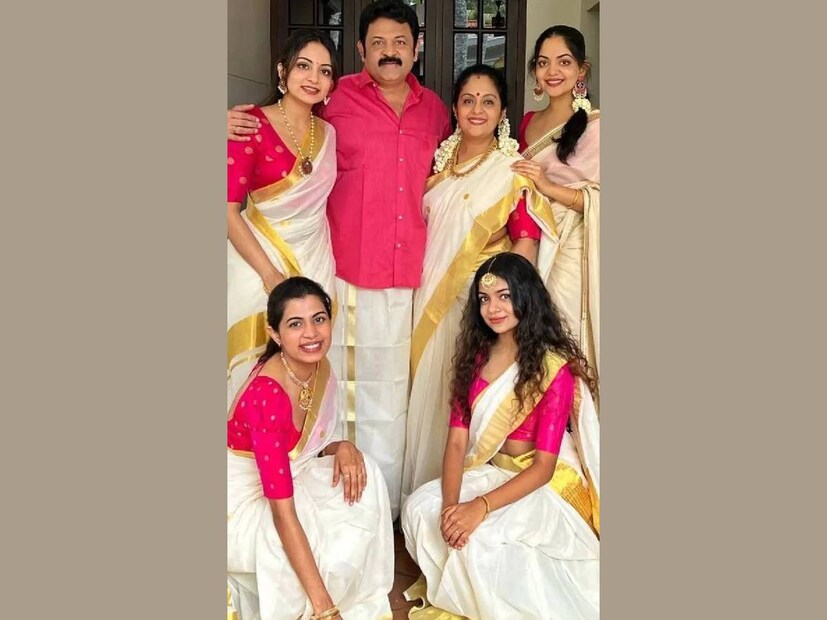 ഇത്രയും മക്കളുള്ള തന്റെ വീട്ടിലും ഇടയ്ക്കിടെ മേക്കപ്പ് വസ്തുക്കൾക്കും മറ്റുമായി സഹോദരിമാർ തമ്മിൽ വഴക്കും പിടിവലിയും എല്ലാമുണ്ട് എന്ന് അഹാന ഒരിക്കൽ പറഞ്ഞിരുന്നു. അഹാനയുടെ ആദ്യത്തെ അനുജത്തിയാണ് ഓസി എന്ന് വിളിക്കുന്ന ദിയ കൃഷ്ണ. ദിയ കൈക്കുഞ്ഞായിരിക്കെ ഒരിക്കൽ അഹാന ഒരു കുടയെടുത്ത് കുഞ്ഞിന്റെ തലയിൽ അടിച്ച കാര്യവും തുറന്നു പറഞ്ഞിട്ടുണ്ട്. എന്നാലും, ഇവർക്കിടയിലെ സ്നേഹം, അത് വേറെയാണ്. പിറന്നാളിന് ചേച്ചിക്ക് വാട്സാപ്പ് വഴി ആശംസ അറിയിച്ച ദിയയുടെ മെസേജിന്റെ ഒരു സ്ക്രീൻഷോട്ട് ഇതാ കണ്ടോളൂ 