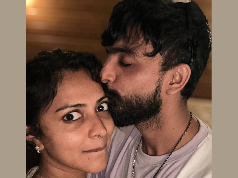 മകൻ പിറന്നതിൽപ്പിന്നെയാണ് അമല നായികയായി ഏറ്റവും ഒടുവിൽ തിയേറ്ററുകളിൽ റിലീസ് ചെയ്ത 'ലെവൽ ക്രോസ്' എന്ന സിനിമ എത്തിച്ചേർന്നത്. പ്രസവത്തിന്റെ അവശതകളും, കുഞ്ഞിനെ നോക്കേണ്ട ആവശ്യകതയും മാറ്റിവച്ചുകൊണ്ടാണ് അമല ലെവൽ ക്രോസ് സിനിമയുടെ പ്രൊമോഷൻ പരിപാടികളിൽ പങ്കെടുത്തത്. ഇത് സോഷ്യൽ മീഡിയയിൽ ഏറെ ശ്രദ്ധയും ചർച്ചയുമായി മാറിയിരുന്നു. സിനിമ പോലെ അമല പോളിന്റെ പരസ്യ ചിത്രങ്ങളും പ്രശസ്തമാണ് (തുടർന്ന് വായിക്കുക)