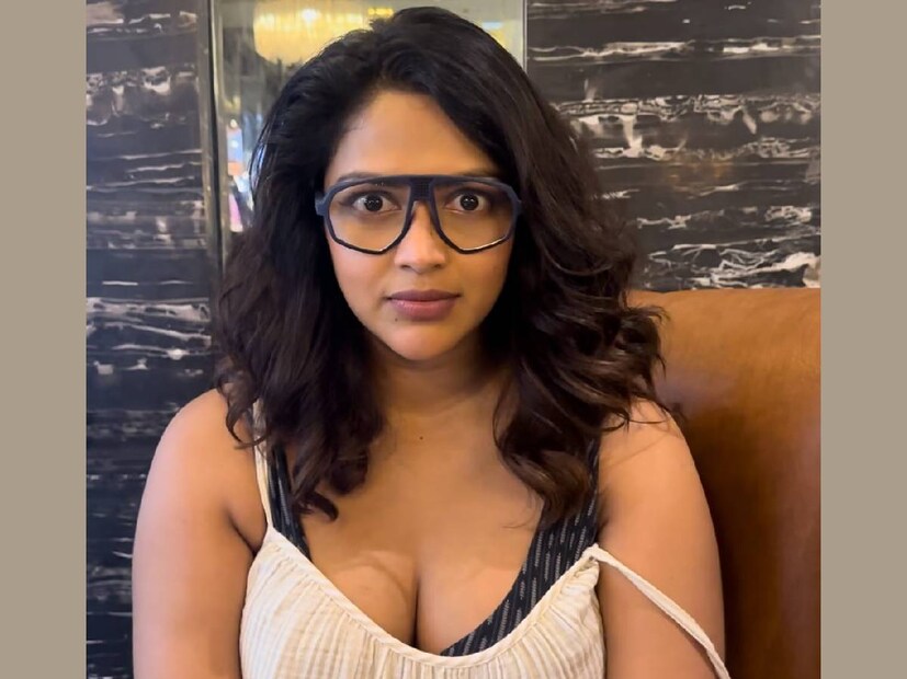 മറ്റൊരു ബ്രാൻഡിന്റെ ബോഡിവാഷിന്റെ പരസ്യത്തിലെ മോഡലാണ് അമല ഇവിടെ. രാവിലെ ഉണർന്നയുടൻ, ഉന്മേഷത്തിനായി ഈ ബോഡിവാഷ് തേച്ചു കുളിക്കുന്നതാണ് പരസ്യത്തിലെ പ്രതിപാദ്യം. ഒരിക്കൽ എല്ലാവരോടുമായി ചന്ദ്രിക തേച്ചു കുളിക്കാൻ പറഞ്ഞ വാചകമാണ് ഇതിൽ കമന്റായി പലരും കുറിച്ചിട്ടുള്ളത്. അമല പോൾ ബോഡിവാഷിന്റെ പരസ്യത്തിൽ മാത്രമല്ല, മറ്റുചില ബ്രാൻഡുകളുടെ പരസ്യ ചിത്രങ്ങളിലും മോഡലാണ്. പ്രസവശേഷം അമല പണ്ടത്തേതിനേക്കാൾ സജീവമായി പരസ്യ മോഡലായി നിറയുന്നുണ്ട് 