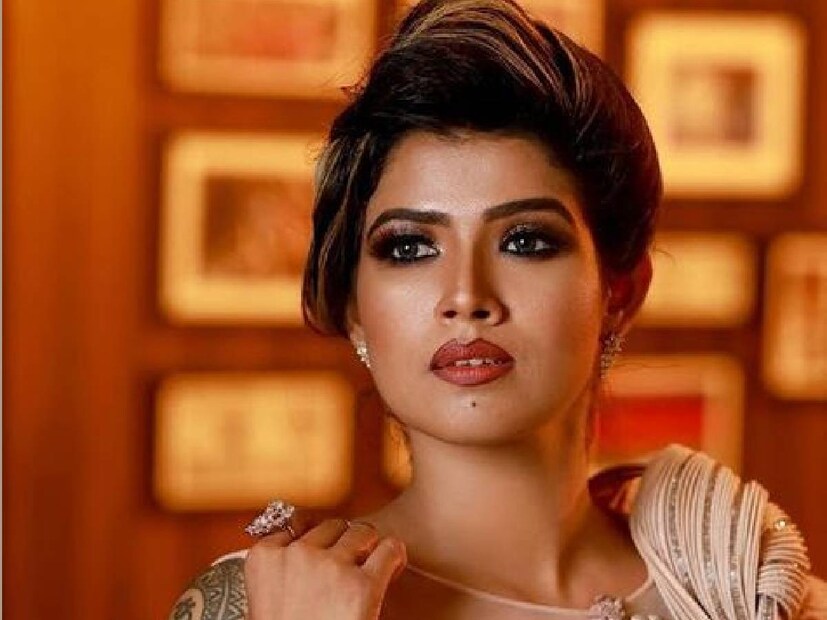 ഇപ്പോഴും ധീരയാണ് എന്ന് അവകാശപ്പെട്ടു കൊണ്ട് ക്യാമറയെ ഫേസ് ചെയ്യാൻ വയ്യ എന്ന് പറഞ്ഞായിരുന്നു അഭിരാമി സുരേഷിന്റെ പോസ്റ്റ്. അതിനാൽ, എഴുതി തയാറാക്കിയ കുറിപ്പികളിലൂടെയാണ് അഭിരാമി പ്രതികരിച്ചത്. ചേച്ചി അമൃതക്ക് ഏതൊരു ദുർഘടഘട്ടം വന്നാലും പാറപോലെ ഉറച്ച് കൂടെ നിൽക്കുന്ന സഹോദരിയാണ് അഭിരാമി സുരേഷ്. തങ്ങൾക്ക് നേരെ വധഭീഷണിയുണ്ടെന്ന കാര്യവും അഭിരാമിയാണ് പറഞ്ഞത്. ചില യൂട്യൂബ് ചാനലുകൾ കുടുംബത്തിനെതിരെ മോശം കണ്ടന്റ് പ്രചരിപ്പിച്ചതിനെതിരെ അഭിരാമി സൈബർ സെല്ലിനെ പരാതിയുമായി സമീപിച്ചിരുന്നു. വ്യക്തികൾക്കെതിരെയും അഭിരാമി പരാതിപ്പെട്ടു