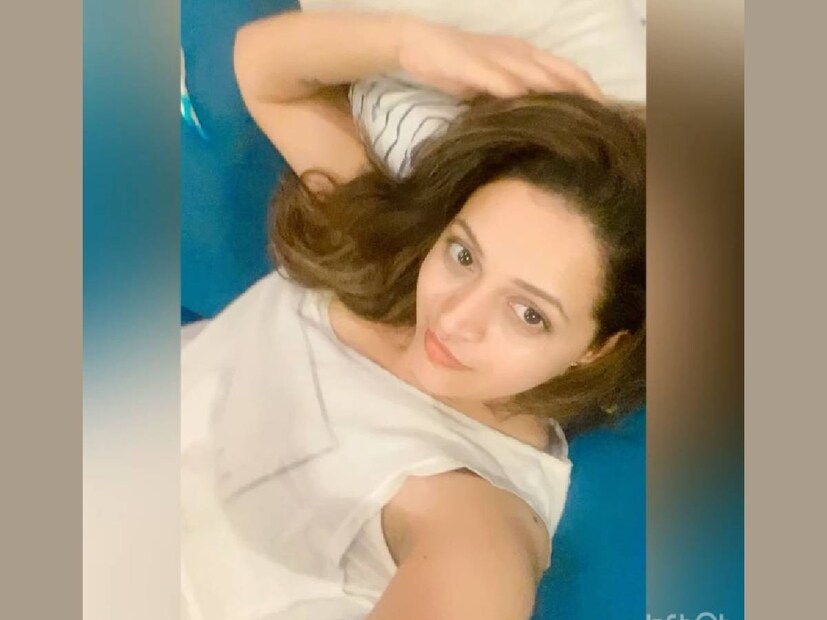എന്തായാലും ഭാവനയുടെ ആരാധകന്റെ ഊഹം തെറ്റിയില്ല എന്ന് ഈ ചിത്രങ്ങളുടെ ഒടുവിൽ പോസ്റ്റ് ചെയ്ത വീഡിയോ കണ്ടാൽ മനസിലാകും. തലയണകൾ ചാരിവച്ച് സോഫയിൽ കിടക്കുന്ന ദൃശ്യവും കൂടിയുണ്ട് ഇവിടെ