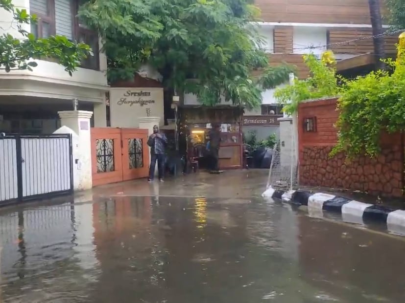 ചെന്നൈ: തമിഴ്നാട്ടിലെ വടക്കൻ ജില്ലകളിൽ കനത്ത മഴ തുടരുന്നു. ചെന്നൈ, തിരുവള്ളൂർ, കാഞ്ചീപുരം, ചെങ്കൽപേട്ട് ജില്ലകളിൽ രണ്ടു ദിവസമായി വ്യാപക മഴക്കെടുതിയാണ് റിപ്പോർട്ടു ചെയ്യുന്നത്.