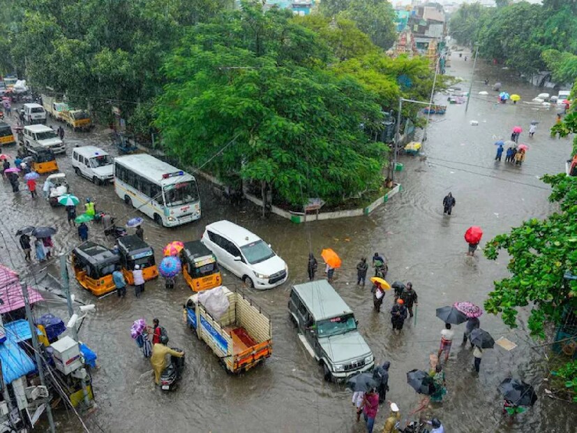  ഈ ജില്ലകളിൽ വിദ്യാഭ്യാസ സ്ഥാപനങ്ങൾക്ക് അവധി പ്രഖ്യാപിച്ചിട്ടുണ്ട്. റോഡുകളിലും റെയിൽവേ ട്രാക്കിലും വെള്ളം കയറിയതോടെ ചെന്നൈയിലെ ഗതാഗതം താറുമാറായി. അനാവശ്യമായി ആളുകൾ വീടുവിട്ട് പുറത്തിറങ്ങരുതെന്ന് സർക്കാർ നിർദേശിച്ചിട്ടുണ്ട്.