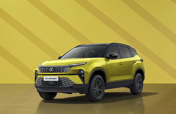  ടാറ്റ ഹാരിയർ ( Tata Harrier) : ചില ടാറ്റ ഡീലർഷിപ്പുകളിൽ പ്രീ-ഫേസ്‌ലിഫ്റ്റ് ഹാരിയർ ഉൾപ്പെടെയുള്ളവയുടെ 2023 മോഡലുകൾ ഇപ്പോഴും വിറ്റഴിക്കാതെ ഉണ്ടെന്നാണ് റിപ്പോര്‍ട്ടുകൾ. ഈ മോഡലുകൾക്ക് മൊത്തം 1.33 ലക്ഷം രൂപ കിഴിവുണ്ട്. കഴിഞ്ഞ വർഷം നിർമ്മിച്ച ഫേസ്‌ലിഫ്റ്റ് മോഡലുകൾക്ക് 50,000 രൂപ വരെ കിഴിവുണ്ട്. 2024 മോഡൽ ഹാരിയറുകൾ വാങ്ങുന്നവർക്ക് എക്സ്ചേഞ്ച് അല്ലെങ്കിൽ സ്ക്രാപ്പേജ് ബോണസ് ആയി 25,000 രൂപ വരെ ആനുകൂല്യങ്ങൾ ലഭിക്കും. 6-സ്പീഡ് മാനുവൽ മുതൽ 6-സ്പീഡ് ടോർക്ക് കൺവെർട്ടർ ഓട്ടോമാറ്റിക് ഗിയർബോക്‌സുമായി ജോടിയാക്കാവുന്ന 170hp, 2.0-ലിറ്റർ ഡീസൽ എഞ്ചിനിലാണ് ഹാരിയർ വരുന്നത്. ഈ എംജി ഹെക്ടർ എതിരാളിയുടെ ഇപ്പോഴത്തെ വില 14.99 ലക്ഷം മുതൽ 25.89 ലക്ഷം രൂപ വരെയാണ്.