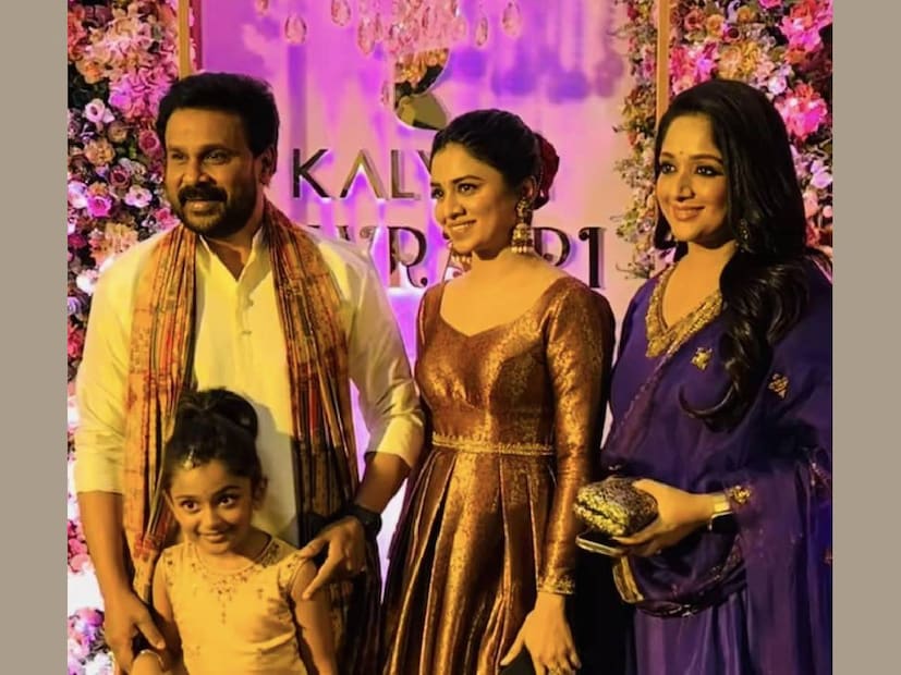 ഓണം കഴിഞ്ഞു, ഇനി നവരാത്രി ദിനങ്ങൾ. ഭാര്യ കാവ്യാ മാധവന്റെയും (Kavya Madhavan) മക്കളായ മീനാക്ഷിയുടെയും മഹാലക്ഷ്മിയുടെയും ഒപ്പം നടൻ ദിലീപ് (Dileep) ഇക്കുറിയും നവരാത്രി ആഘോഷങ്ങൾ മുടക്കിയില്ല. കല്യാൺ ഗ്രൂപ്പ് എല്ലാവർഷവും നടത്താറുള്ള താരസംഗമ വേദി കൂടിയാണ് ഈ നവരാത്രി ആഘോഷങ്ങൾ. താരകുടുംബത്തിന്റെ സാന്നിധ്യം സോഷ്യൽ മീഡിയയിൽ വൈറലായി മാറിക്കഴിഞ്ഞു. പരിപാടിയിലേക്ക് വന്നിറങ്ങിയത് മുതലുള്ള ദൃശ്യങ്ങൾ സമൂഹ മാധ്യമങ്ങളിൽ ലഭ്യമാണ്. പോയ വർഷവും ദിലീപും കുടുംബവും മറ്റു മലയാള ചലച്ചിത്ര താരങ്ങൾക്കൊപ്പം ഇവിടെ സാന്നിധ്യം അറിയിച്ചിരുന്നു 