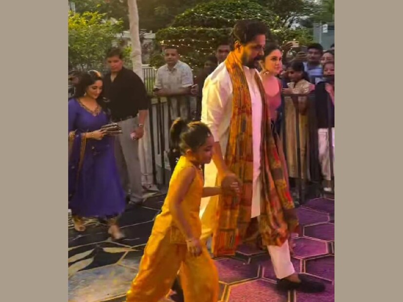 ഇവരെ സ്വീകരിച്ചാനയിക്കാൻ പ്രത്യേകം സജ്ജമാക്കിയ എക്സിക്യൂട്ടീവുകളുടെ ടീം ഗേറ്റിനരികിൽ നിലയുറപ്പിച്ചിരുന്നു. ദിലീപിനെയും കാവ്യാ മാധവനെയും കുടുംബത്തെയും കണ്ടതും അവരുടെ ചില ആരാധകരും വട്ടം കൂടി. നിന്ന് സമയം കളയാതെ കുടുംബം പരിപാടി നടക്കുന്ന സ്ഥലത്തേക്ക് കയറി. ഇവിടെ എത്തിയതും ക്യാമറാ കണ്ണുകൾ ഇവരുടെ മുന്നിൽ നിരന്നു. അവർക്ക് മുന്നിൽ ദിലീപ്, കാവ്യ, മീനാക്ഷി, മഹാലക്ഷ്മിമാർ പോസ് ചെയ്തു