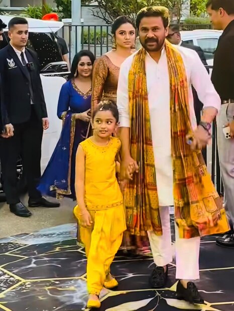 മീനാക്ഷി ഡോക്ടർ മീനാക്ഷി ഗോപാലകൃഷ്ണൻ ആയതിൽപ്പിനെയുള്ള ആദ്യ നവരാത്രിയാണിത്. അനുജത്തി മഹാലക്ഷ്മി ഒന്നാം ക്‌ളാസ് വിദ്യാർത്ഥിനിയും. കടുപ്പമേറിയ മെഡിക്കൽ വിദ്യാഭ്യാസത്തിന്റെ നാളുകൾ കഴിഞ്ഞതും, മീനാക്ഷി ഇപ്പോൾ കാവ്യാ മാധവന്റെ ലക്ഷ്യയുടെ മോഡൽ കൂടിയാണ്. മീനൂട്ടി മാത്രമല്ല, മാമാട്ടിയും ചേച്ചിയുടെ കൂടെ കുട്ടി മോഡലായി ഉണ്ട്. ഈ ചിത്രങ്ങൾ എല്ലാം തന്നെ മീനാക്ഷിയും ലക്ഷ്യയും അവരുടെ ഒഫീഷ്യൽ ഇൻസ്റ്റഗ്രാം പേജുകളിൽ പോസ്റ്റ് ചെയ്യാറുണ്ട്. മീനാക്ഷി അഭിനയിക്കുമോ എന്ന കാര്യത്തിൽ ഇനിയും ദിലീപോ മീനൂട്ടിയോ കൃത്യമായ ഒരുത്തരം നൽകിയിട്ടില്ല 