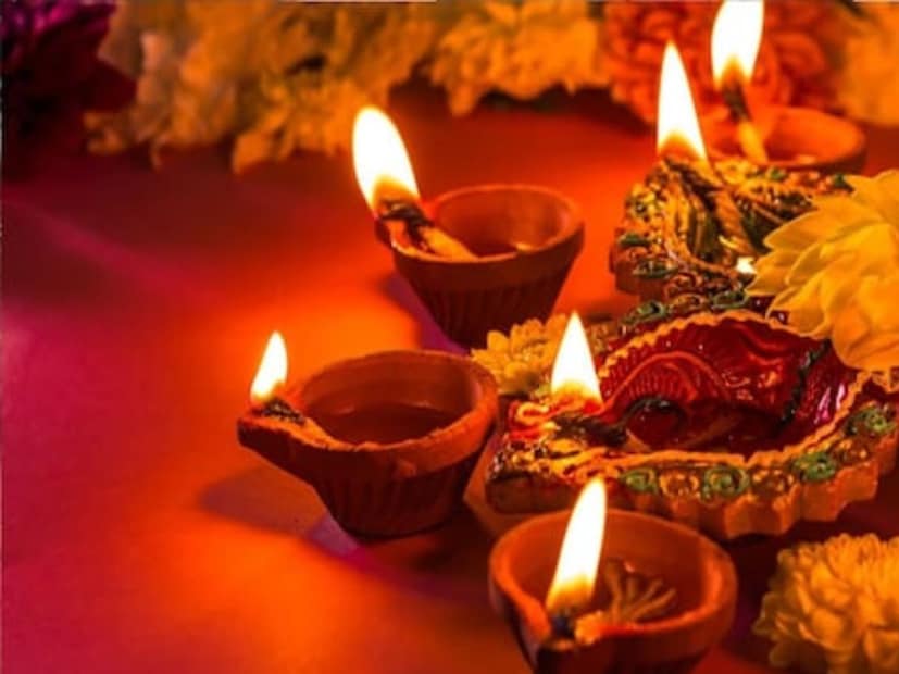 ദീപാവലിയുടെ വെളിച്ചം പോലെ നിങ്ങളുടെ ജീവിതത്തിലും പ്രകാശം നിറയട്ടെ.... മുന്നോട്ടുള്ള യാത്രയിൽ നിങ്ങൾക്ക് ശക്തി പകരുന്ന വെളിച്ചമാകട്ടെ ഇത്.. ദീപാവലി ആശംസകൾ