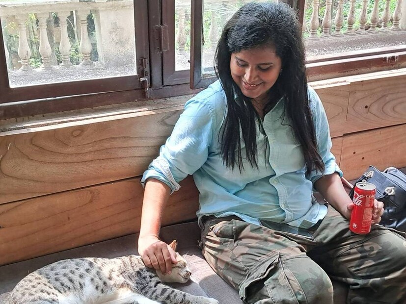 തൃപ്തികരമല്ലാത്ത വിവാഹജീവിതത്തിൽ നിന്നും പുറത്തുകടന്ന എലിസബത്തിനെ പിന്തുണയ്ക്കുന്ന നിരവധിപ്പേരുണ്ട്. താലികെട്ടിയെങ്കിലും, പരസ്യമായി വിവാഹ റിസപ്ഷൻ നടത്തിയെങ്കിലും ഈ വിവാഹം രജിസ്റ്റർ ചെയ്യാൻ നടൻ മുതിർന്നിരുന്നില്ല എന്ന് ആരോപണമുണ്ട്. എലിസബത്തിന്റെ ഓരോ പോസ്റ്റിനും ലൈക്കടിക്കുന്നവരും പിന്തുണച്ചു കൊണ്ട് കമന്റ് ചെയ്യുന്നവരും നിരവധിയാണ്. ഒരു അരുവിയുടെ കരയിൽ കൂൾ ആയി ഇരിക്കുന്ന ഒരു ചിത്രമാണ് എലിസബത്തിന്റെ പുതിയ പോസ്റ്റ് 