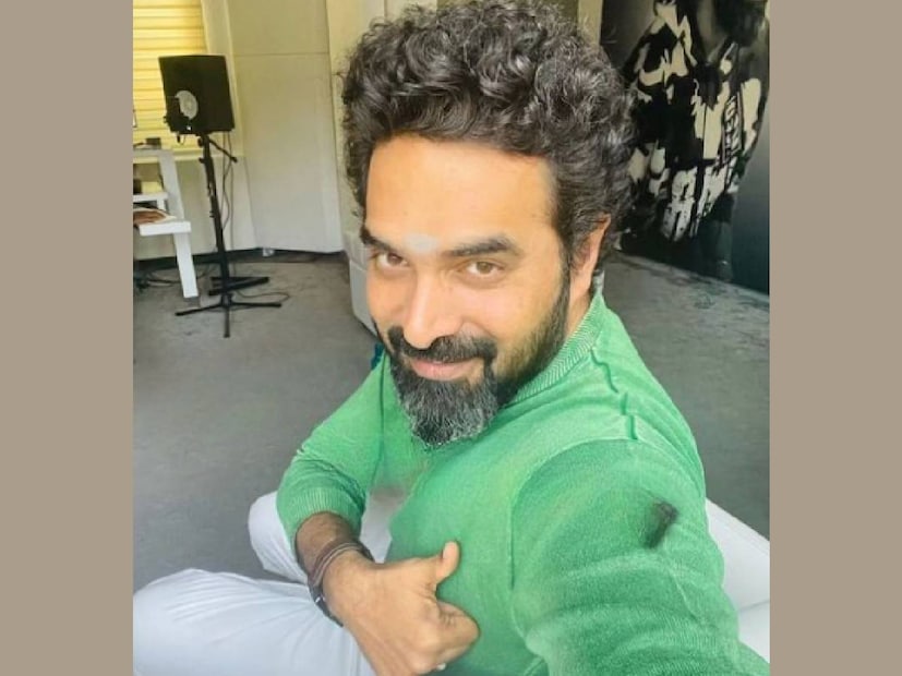 സ്ത്രീകളുമായുള്ള ബന്ധത്തിന്റെ പേരിൽ ഗോപിക്ക് മേൽ വീഴുന്ന പഴി അത്ര നിസാരമായി കാണാനില്ല. മലയാള സിനിമാ പിന്നണി ഗായികമാർ ഉൾപ്പെടെ നിരവധിപ്പേർ ഗോപി സുന്ദറിന്റെ കൂടെയുള്ള ചിത്രങ്ങളിൽ വരാറുണ്ട്. ഇപ്പോൾ മുഖത്ത് നോക്കി ആക്ഷേപം ഉയർത്തിയ ഒരാളുടെ കമന്റ് സ്ക്രീൻഷോട്ട് അടിച്ച് അതിനു മറുപടി കൊടുത്തിരിക്കുന്നു ഗോപി. പെണ്ണുപിടിയൻ എന്നാണ് ഗോപി സുന്ദറിന് നേരെയുള്ള ആക്ഷേപം. ഇതിൽ രോഷം കൊള്ളാതെ, സ്ത്രീ എന്നാൽ തനിക്ക് ആരാണ്, എന്താണ് എന്ന് ഗോപി സുന്ദർ മറുപടി കൊടുത്തു 