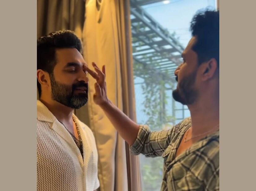 കമന്റ് ചെയ്യുന്നവർ എന്തെങ്കിലും പറഞ്ഞുകൊണ്ട് പോകട്ടെ എന്ന് കരുതി വെറുതേ വിടുന്ന കൂട്ടത്തിലല്ല ഗോപി സുന്ദർ. കഴിയുന്നത്ര ചോദ്യങ്ങൾക്ക്, അല്ലെങ്കിൽ കമന്റുകൾക്ക് ഇരുന്നു മറുപടി കൊടുക്കുന്ന ഒരു ശീലമുണ്ട് ഇദ്ദേഹത്തിന്. ഇത്തവണയും  പതിവ് തെറ്റിയില്ല. ഇൻസ്റ്റഗ്രാമിലും ഫേസ്ബുക്കിലും ഒരേ ചിത്രം പോസ്റ്റ് ചെയ്തുവെങ്കിലും, രണ്ടിലും വന്ന കമന്റുകൾക്ക് ഗോപി സുന്ദർ മറുപടി നൽകിയിട്ടുണ്ട്. പലർക്കും അതേ നാണയത്തിൽ തന്നെ ഉത്തരം കൊടുക്കണം എന്ന് നിർബന്ധം കൂടി ഇദ്ദേഹത്തിനുള്ളതായി പലപ്പോഴും മനസ്സിലാക്കാൻ സാധിച്ചിട്ടുണ്ട്