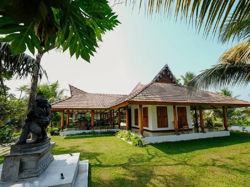 ഗോപി സുന്ദറിന്റെ സോഷ്യൽ മീഡിയ ഹാൻഡിലുകൾ, അതായത് ഇൻസ്റ്റഗ്രാം, ഫേസ്ബുക്ക്, ആണ് പ്രധാനമായും വിവാദമായ വാർത്തകളുടെ ഉറവിടമായി പ്രവർത്തിക്കുന്നത്. അവിടെ പോസ്റ്റ് ചെയ്യുന്ന ചിത്രങ്ങളും വിശേഷങ്ങളും നെറ്റിസൺസിലേക്കും പിന്നെ അവിടുന്ന് സമൂഹമാധ്യമങ്ങളിലേക്കും വാർത്തയായി കത്തിപ്പടരാറുണ്ട്. ഗോപി സുന്ദർ ഏറ്റവും ഒടുവിൽ പോസ്റ്റ് ചെയ്തിരിക്കുന്നത് തന്റെ ഒരു വീട് വില്പനയ്ക്ക് വച്ചുവെന്ന വിവരവുമായാണ്. ഈ ചിത്രത്തിൽ കാണുന്ന വില്ല ഉൾപ്പെടെയുള്ള വസ്തുവകകളുടെ ഉടമയാണ് ഗോപി സുന്ദർ