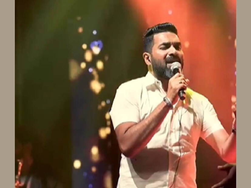 ഗോപി സുന്ദറിനെ സംബന്ധിച്ച് അദ്ദേഹത്തിന്റെ മൂന്നു ബന്ധങ്ങൾ വളരെ പരസ്യമായി എന്നാണ്. വിവാഹബന്ധത്തിൽ ഗോപി സുന്ദർ രണ്ട് ആണ്മക്കളുടെ പിതാവാണ്. ഭാര്യയുമായി വർഷങ്ങളായി അകന്നു കഴിയുകയാണ് ഗോപി. ഇതിനു ശേഷം പിന്നണി ഗായിക അഭയ ഹിരണ്മയിയുമായി നീണ്ടകാലം ലിവിങ് ടുഗെദർ ബന്ധം. ഈ ബന്ധം അവസാനിച്ചതും, ഗായിക അമൃതാ സുരേഷുമായുള്ള പ്രണയം. ഈ ബന്ധങ്ങൾ ഗോപി സമൂഹ മാധ്യമങ്ങളിലൂടെ പരസ്യമായി പ്രഖ്യാപിച്ചിരുന്നു. അമൃതയുമായും ഗോപി അകന്നു 