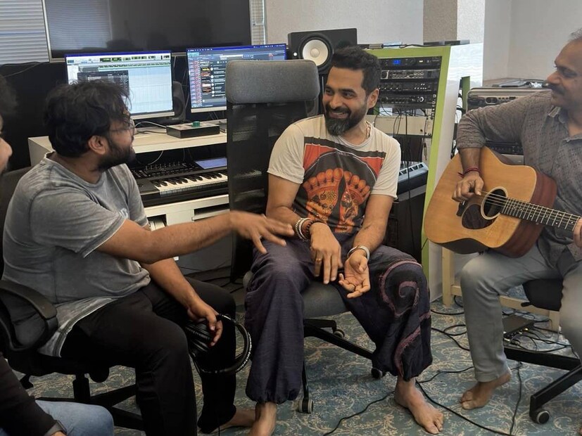 ഗോപി സുന്ദർ നൽകിയിരിക്കുന്ന വിവരം അനുസരിച്ച് തൃപ്പൂണിത്തുറയിലെ വീടാണ് വിൽപ്പനയ്ക്കുള്ളത്. ഇവിടത്തെ ഹിൽപാലസിന് അടുത്തായാണ് വീട്. മാനേജരുടെ ഫോൺ നമ്പർ കൊടുത്താണ് ഗോപി സുന്ദർ വീട് വില്പനയ്ക്ക് വെച്ച വിവരം അറിയിച്ചിട്ടുള്ളത്. തൃപ്പൂണിത്തുറയിലാണ് താമസം എന്ന് ഗോപി ഒരിക്കൽ പറഞ്ഞിട്ടുണ്ട്. അങ്ങനെയെങ്കിൽ ഈ വീട്ടിൽ വച്ചായിരിക്കും മലയാള സിനിമയ്ക്ക് എക്കാലത്തെയും ഹിറ്റുകൾ സമ്മാനിച്ച പല ഗാനങ്ങളും ഗോപിയിൽ നിന്നും പിറവി കൊണ്ടിരിക്കുക. ഗോപി സുന്ദറിന്റെ ഈ പോസ്റ്റിൽ പലരും കമന്റ് ആയി പ്രതികരിച്ചിട്ടുണ്ട്