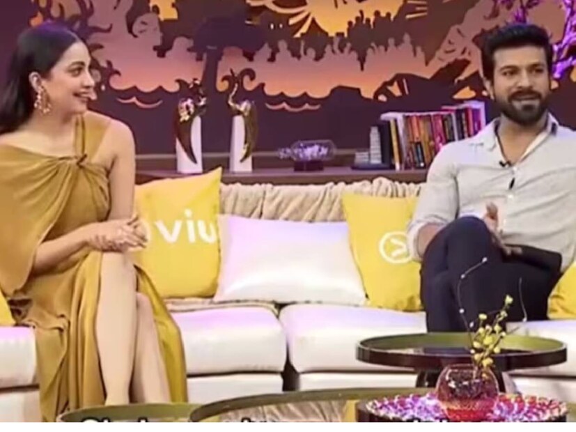  'നമ്പർ വൻ യാരി; എന്ന ടെലിവിഷൻ ഷോയിൽ അതിഥികളായി എത്തിയതാണ് കിയാരയും രാം ചരണും. ഷോയിൽ നിരവധി രസകരമായ നിമിഷങ്ങൾ ഉണ്ടായിരുന്നെങ്കിലും കിയാരയോട് രാം ചരൺ ചോദ്യം ചോദിക്കുന്ന ഒരു വീഡിയോ ആണ് ഇപ്പോൾ വൈറലാവുന്നത് .2023-ൽ സംപ്രേഷണം ചെയ്ത എപ്പിസോഡിൽ നിന്ന് എഡിറ്റ് ചെയ്ത ഭാഗങ്ങളാണിവ . വിഡിയോയിൽ അഞ്ച് ദക്ഷിണേന്ത്യൻ സംസ്ഥാനങ്ങളുടെ പേര് പറയാൻ കിയാരയോട് ആവിശ്യപെടുന്നത് കാണാൻ സാധിക്കും .താരം തെലങ്കാന , ആന്ധ്ര പ്രദേശ് , കർണാടക എന്നീ സംസ്ഥാങ്ങളുടെ പേര് വിജയകരമായി പറഞ്ഞു .